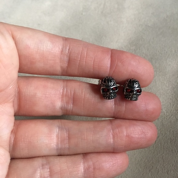 New! Goth Skull Stud Earrings - Picture 8 of 8